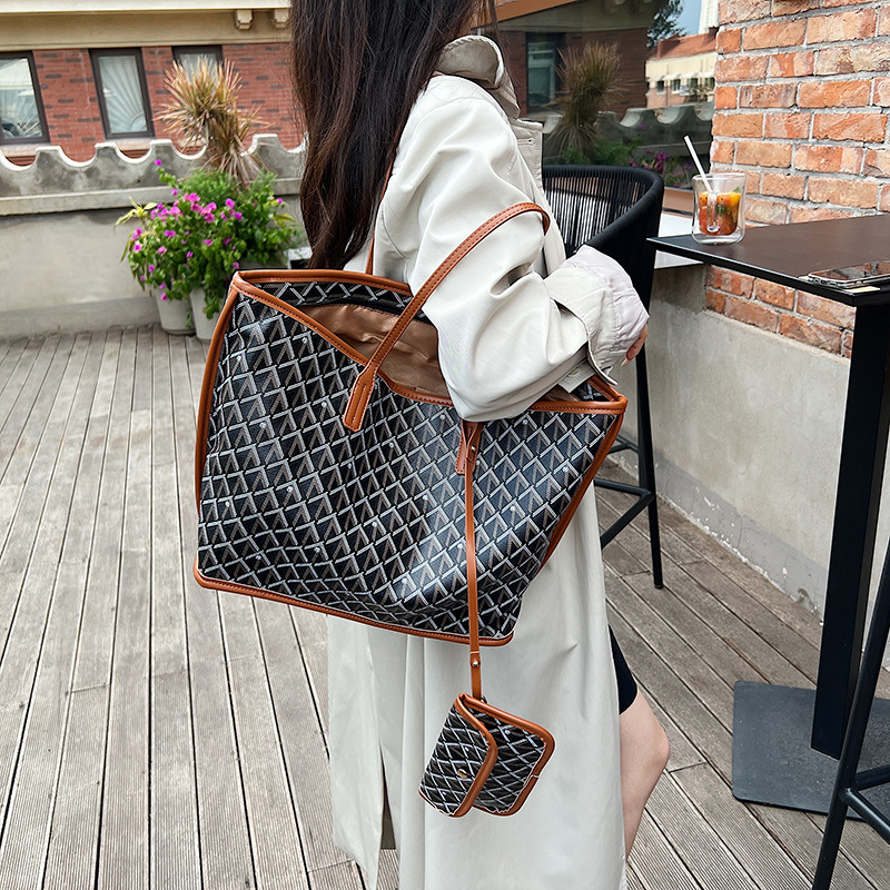Fashionable Versatile Tote Bag - огляд і ціна Embroidery Class